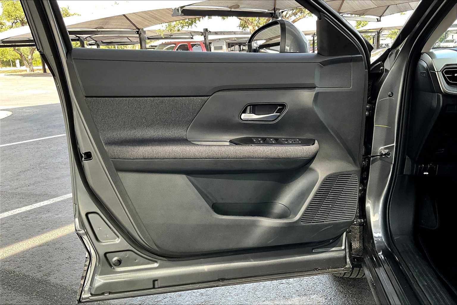 2025 Nissan Kicks SV photo 9