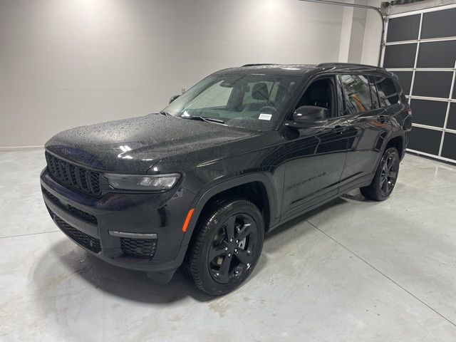 2025 Jeep Grand Cherokee Limited photo 3