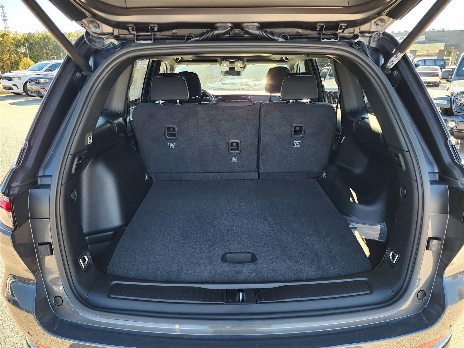 2025 Jeep Grand Cherokee Laredo X photo 4