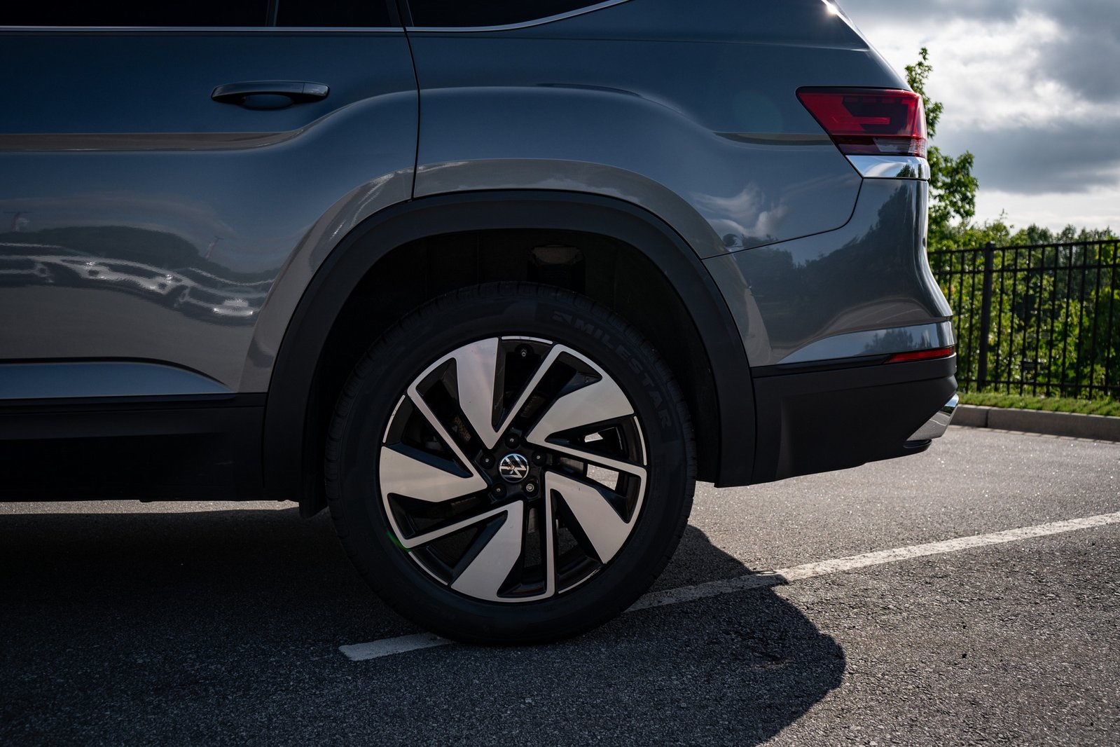 2024 Volkswagen Atlas SE Technology photo 2