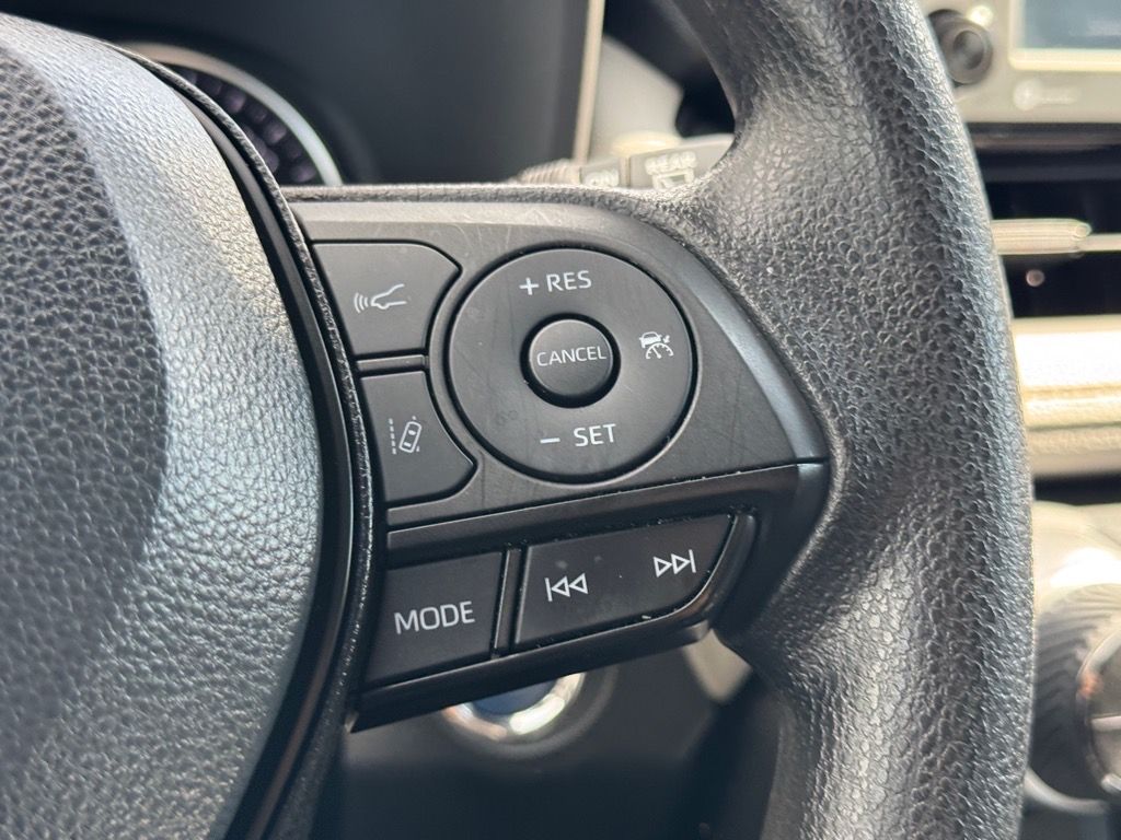 2022 Toyota RAV4 Hybrid XLE photo 17