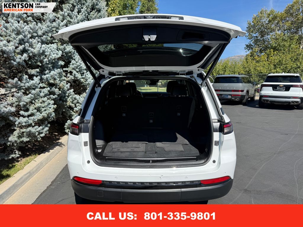 2023 Jeep Grand Cherokee Laredo Altitude photo 32