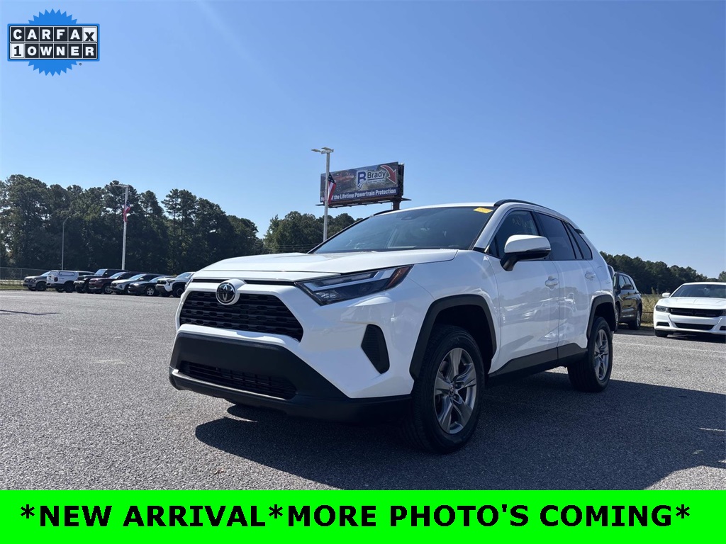2024 Toyota RAV4 XLE photo 3