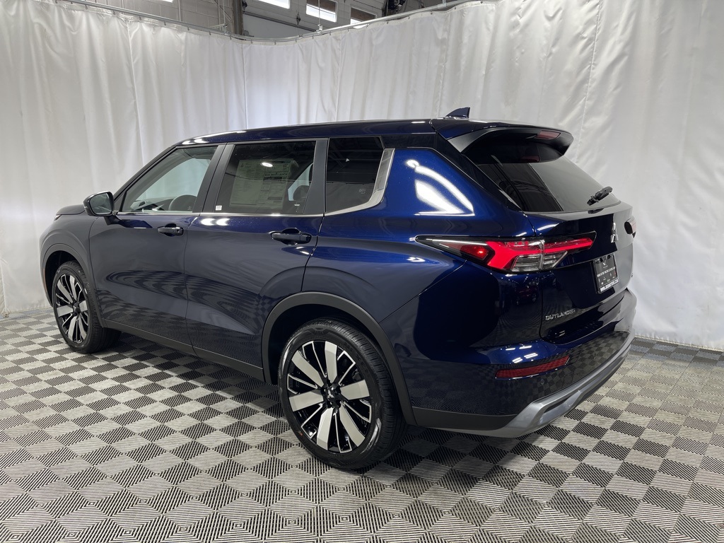2025 Mitsubishi Outlander SE photo 4