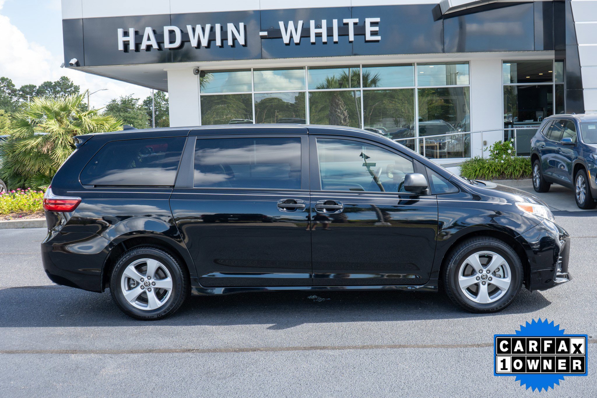 2020 Toyota Sienna L photo 2