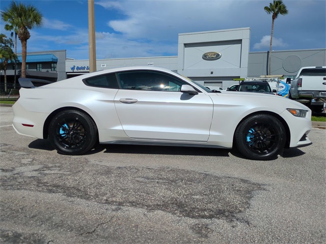 2017 Ford Mustang V6 photo 3