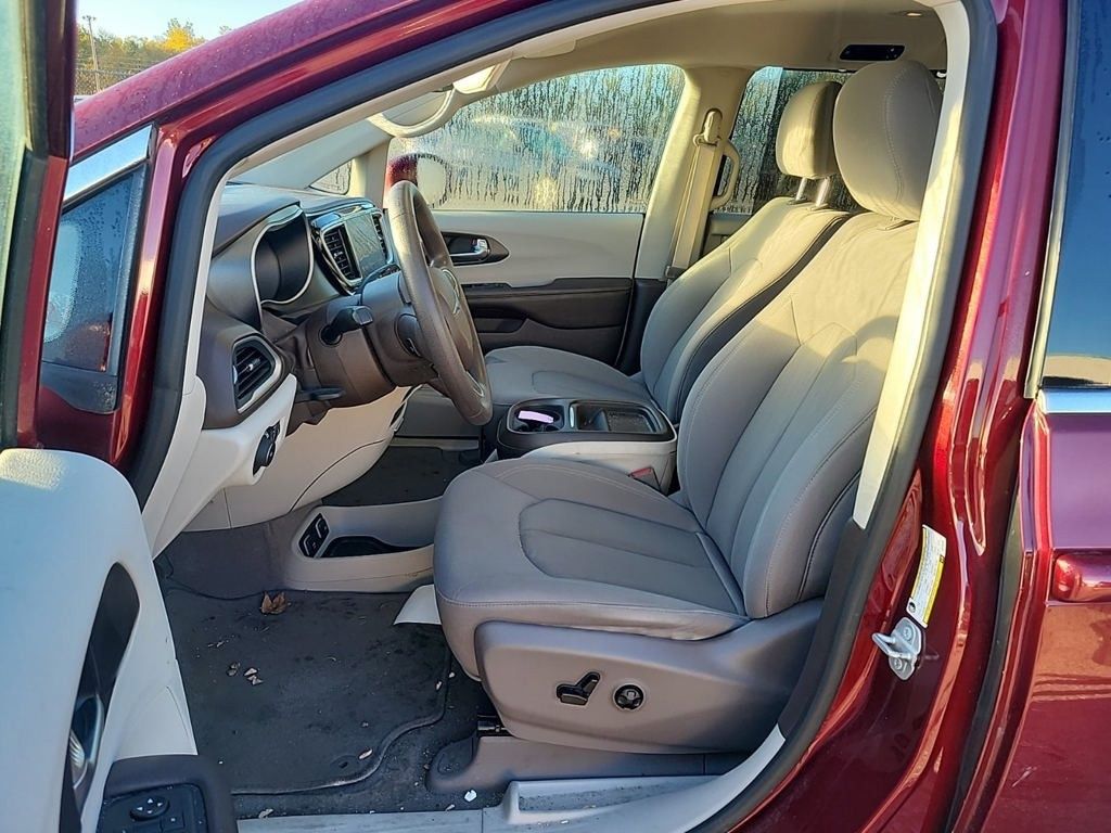 2020 Chrysler Pacifica Touring photo 3