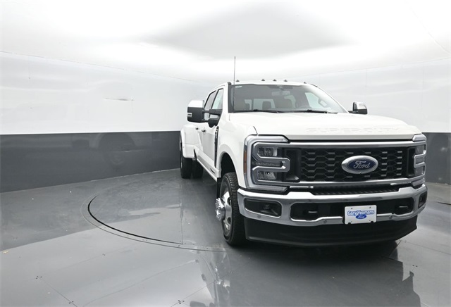2025 Ford F-350 Lariat photo 2