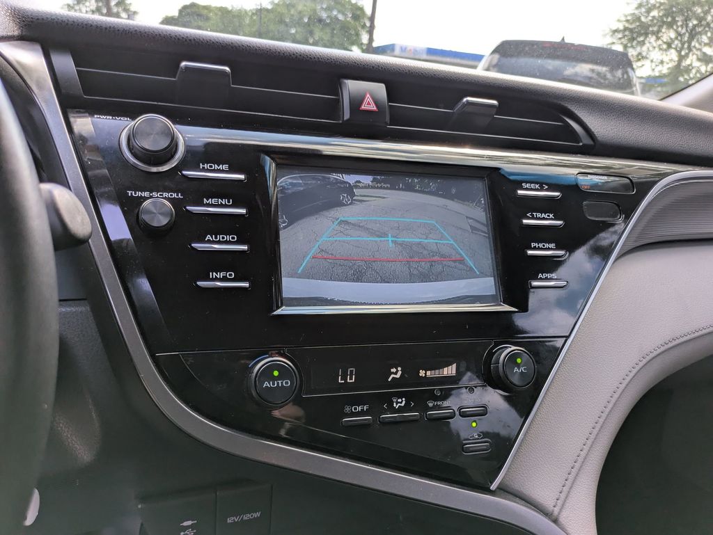 2018 Toyota Camry SE photo 16