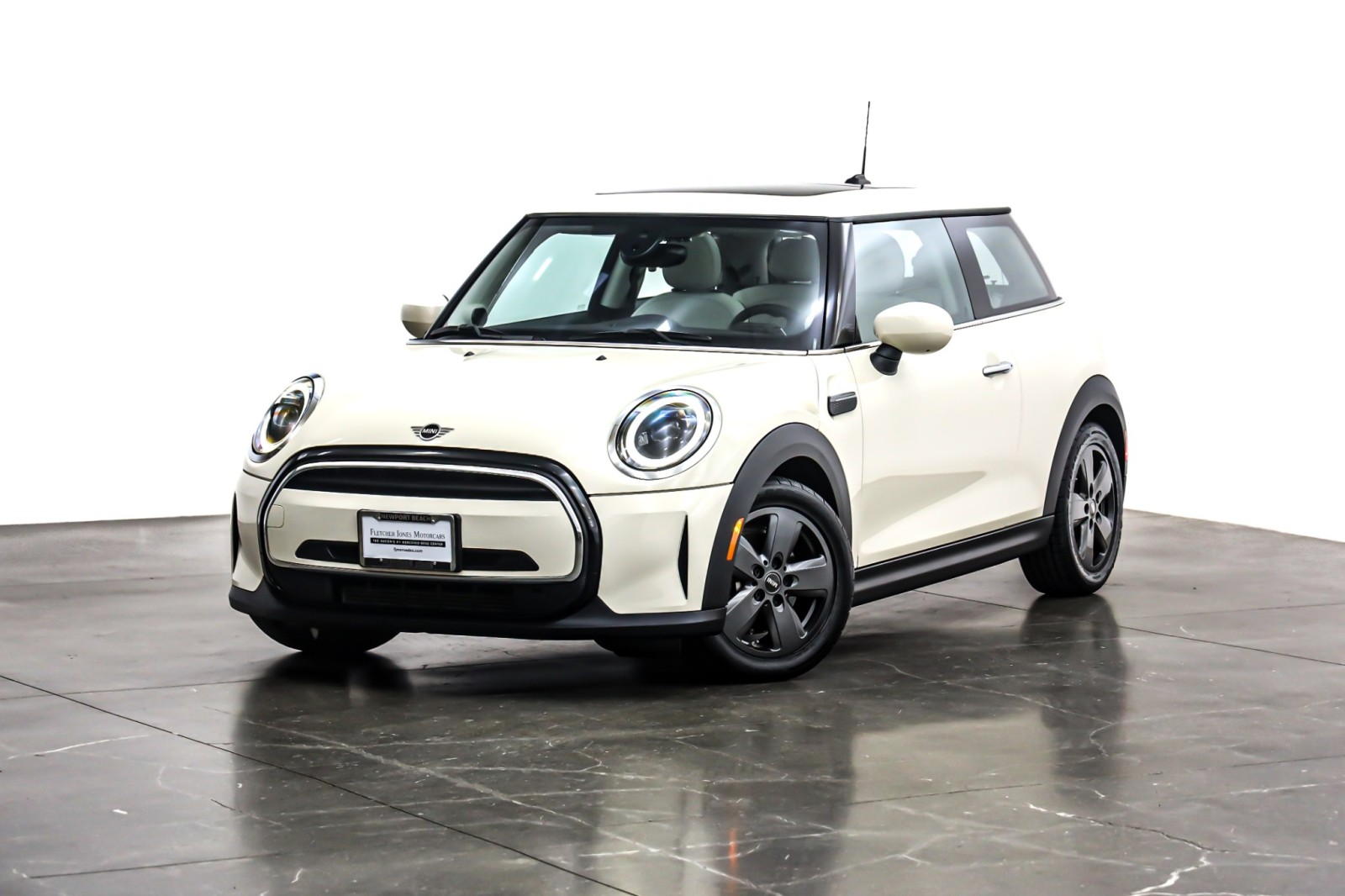 2023 MINI Hardtop 2 Door Base's photo