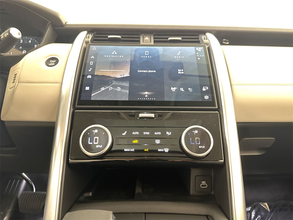 2025 Land Rover Discovery S photo 17