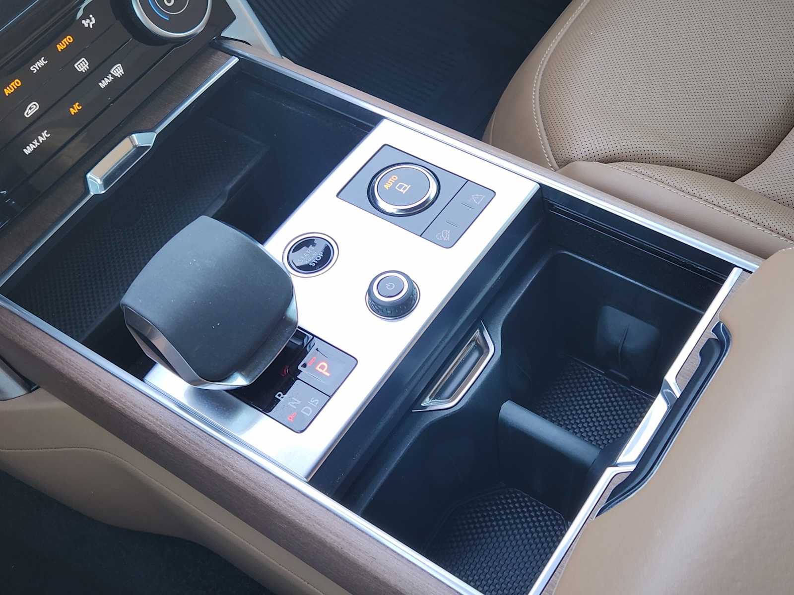 2023 Land Rover Range Rover SE photo 18