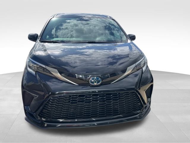 2023 Toyota Sienna XSE photo 2