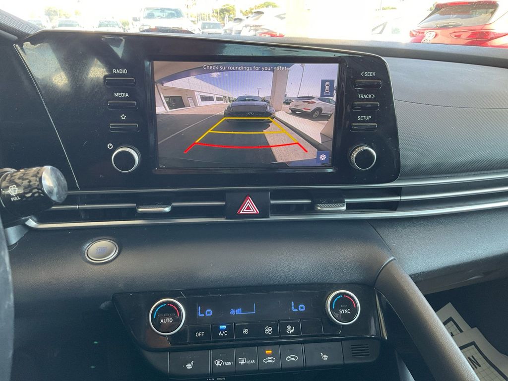 2022 Hyundai Elantra SEL photo 19