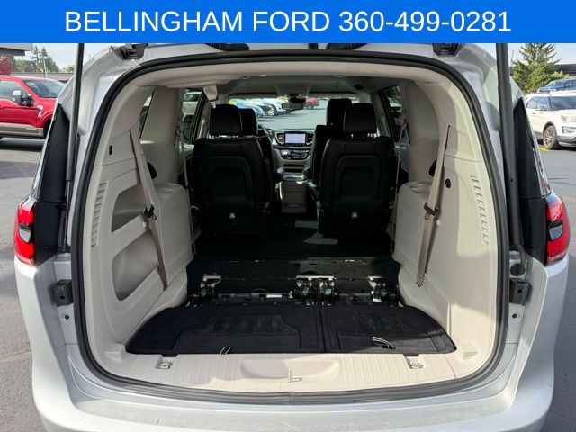 2024 Chrysler Pacifica Touring L photo 7