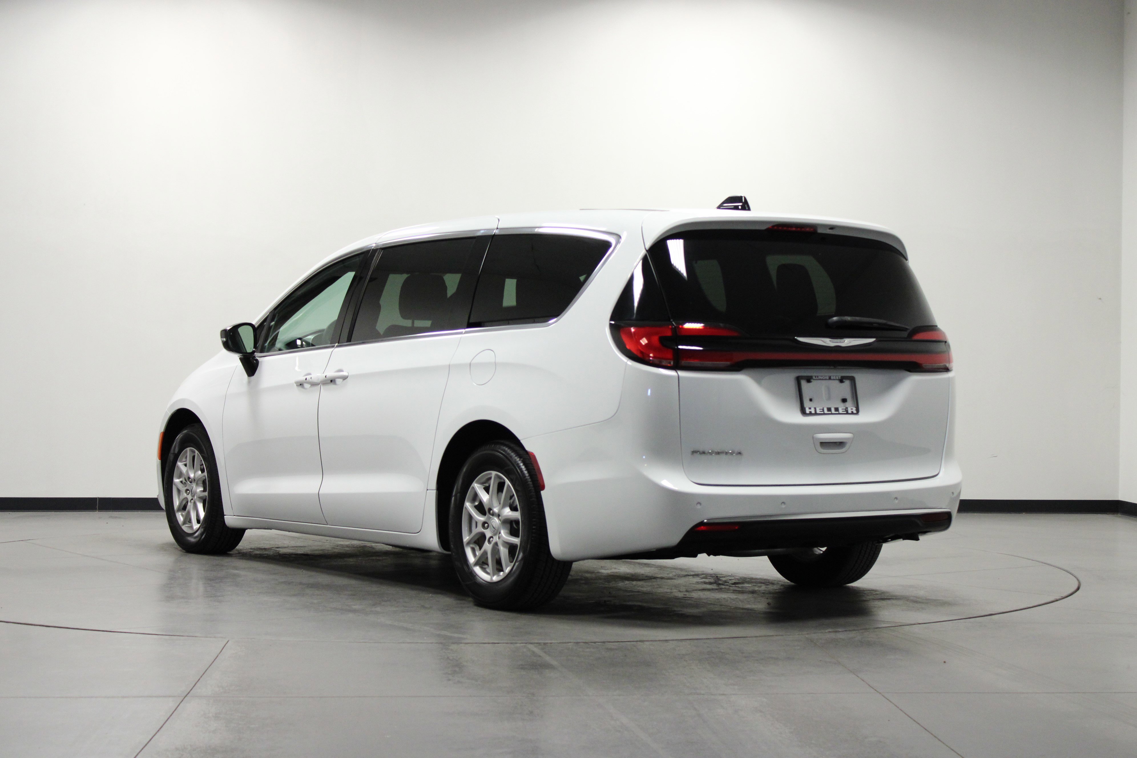 2025 Chrysler Pacifica photo 5