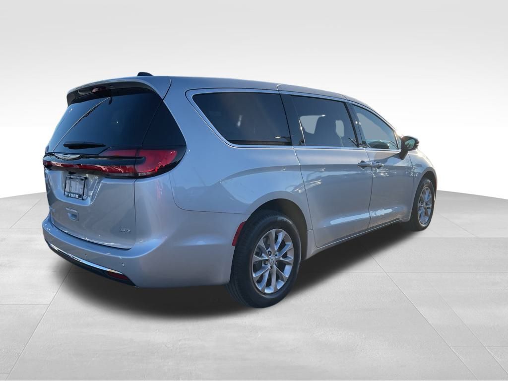 2026 Chrysler Pacifica photo 4
