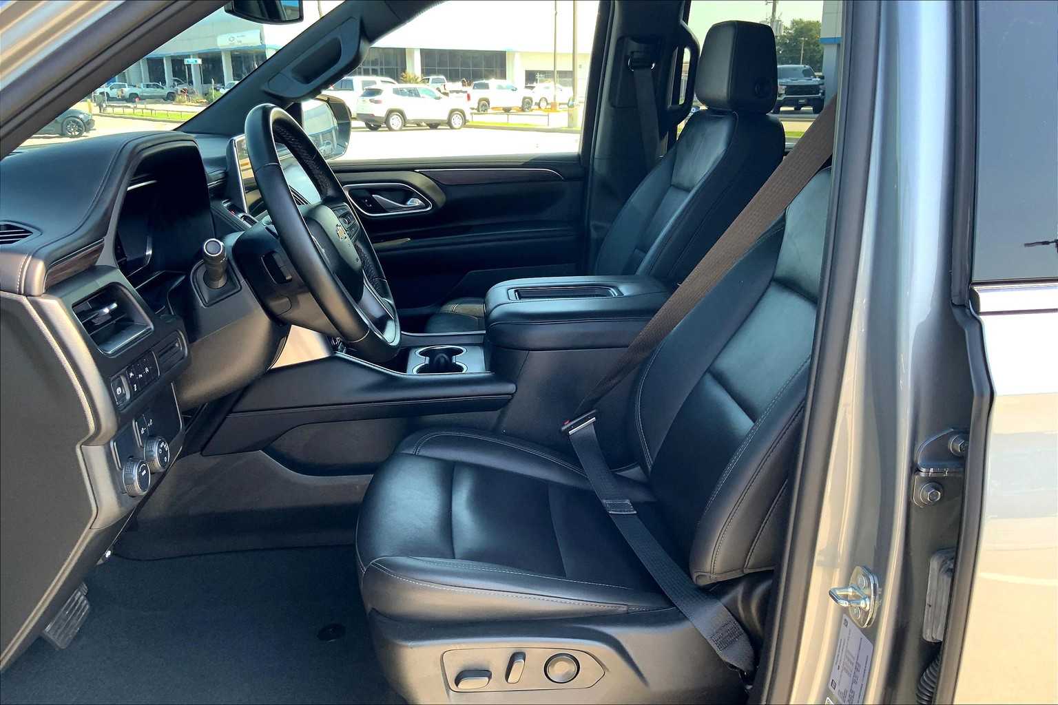 2024 Chevrolet Suburban LT photo 5
