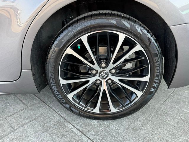 2019 Toyota Camry SE photo 3