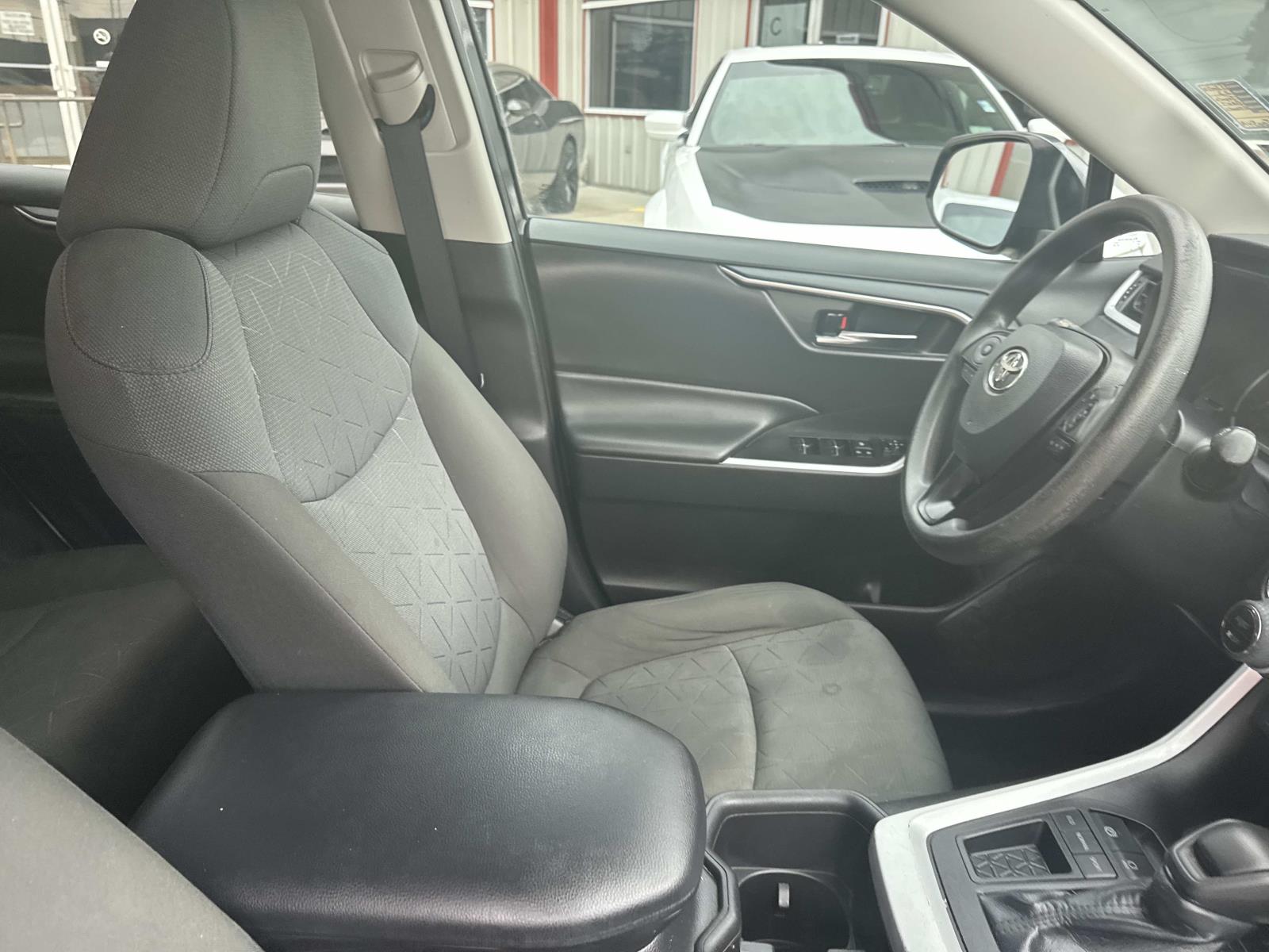 2022 Toyota RAV4 XLE photo 9