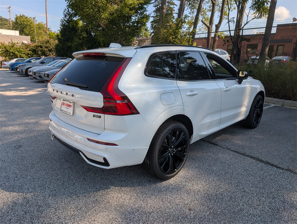 2026 Volvo XC60 B5 Black Edition photo 27