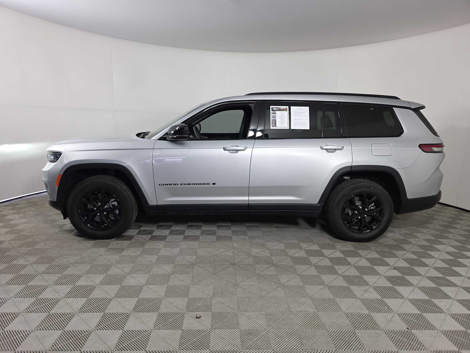 2024 Jeep Grand Cherokee Altitude photo 4