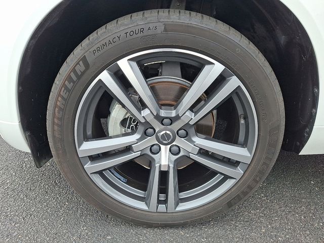 2021 Volvo XC60 T5 Momentum photo 9