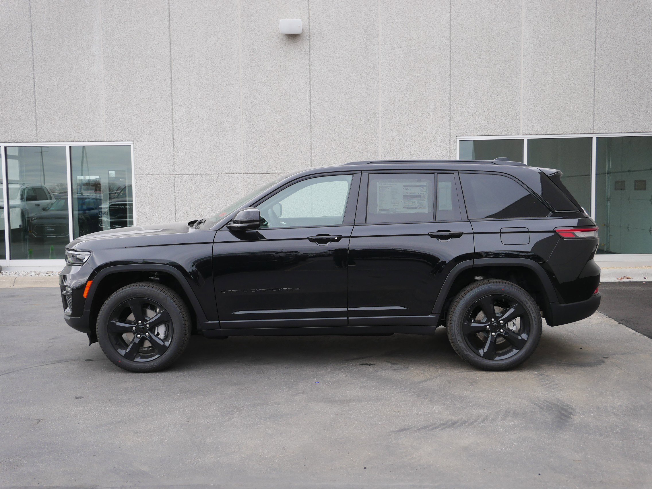 2025 Jeep Grand Cherokee Limited photo 3