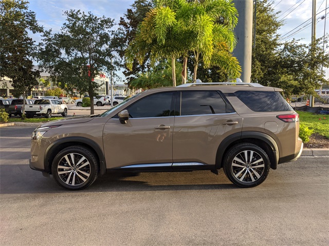 2023 Nissan Pathfinder Platinum photo 3