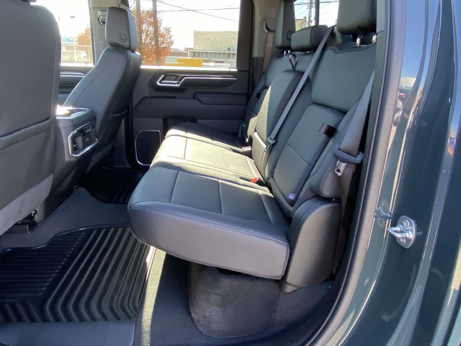 2025 Chevrolet Silverado 3500HD LTZ photo 4