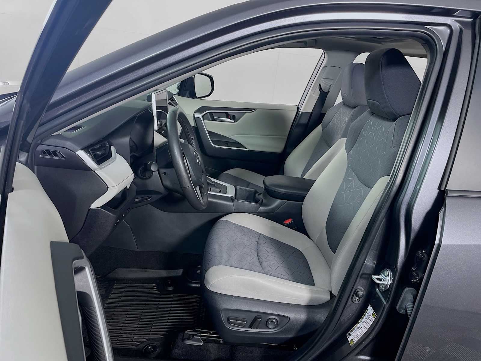 2024 Toyota RAV4 XLE photo 19