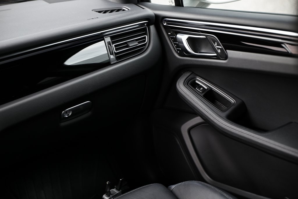 2025 Porsche Macan T photo 27