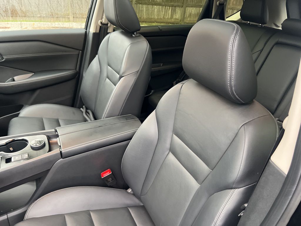 2025 Nissan Rogue SL photo 3