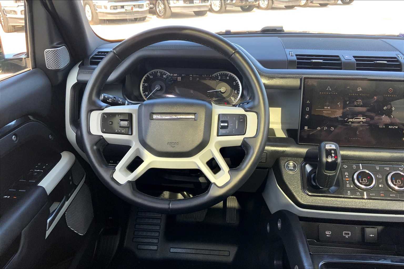2023 Land Rover Defender SE photo 5