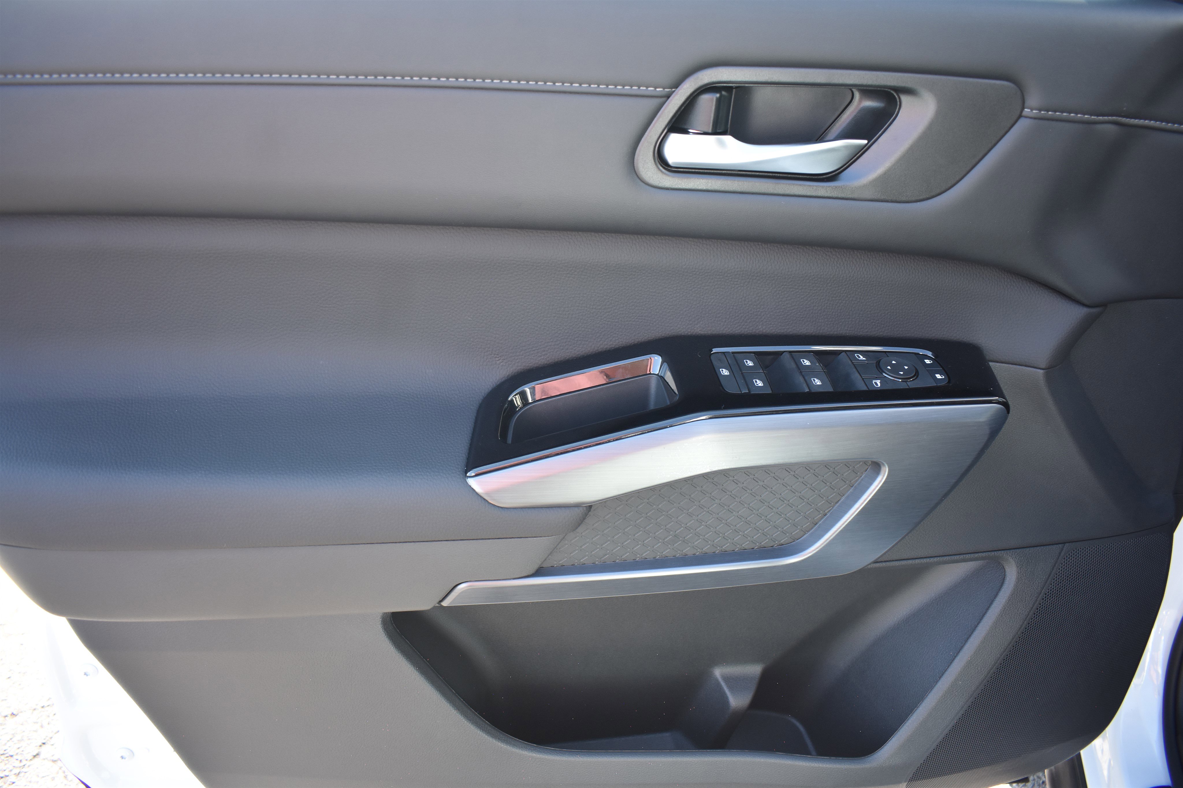 2025 Nissan Pathfinder SL photo 3
