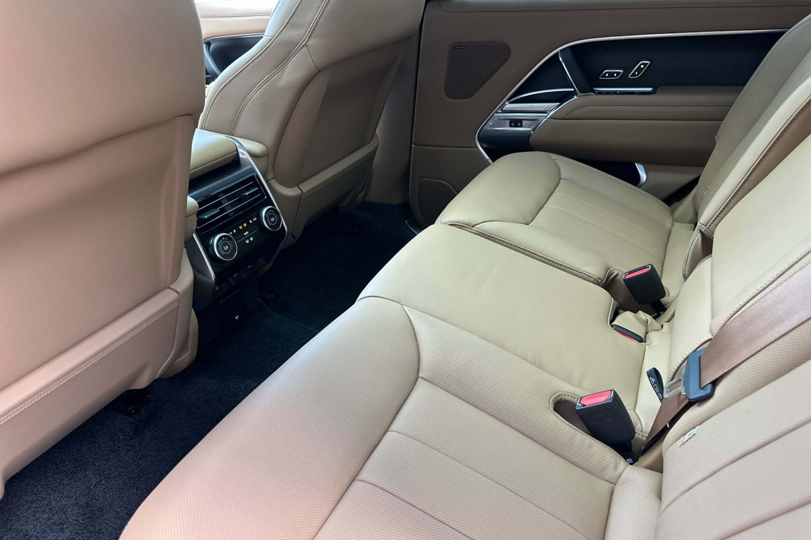 2025 Land Rover Range Rover SE photo 13