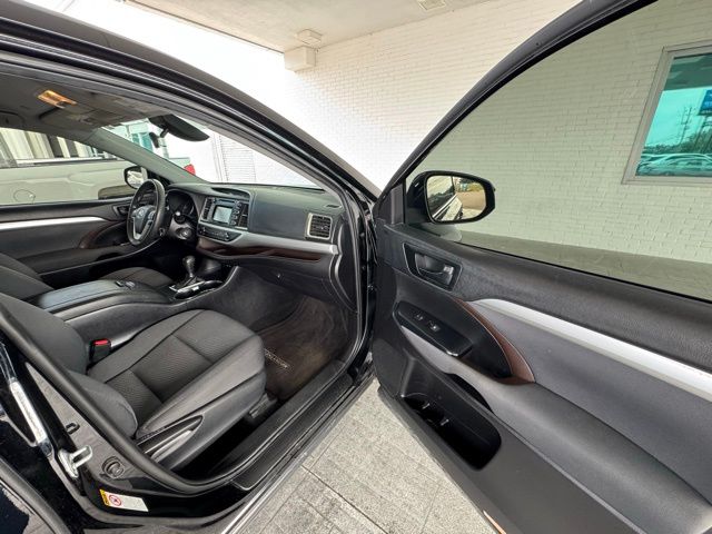 2019 Toyota Highlander LE photo 11