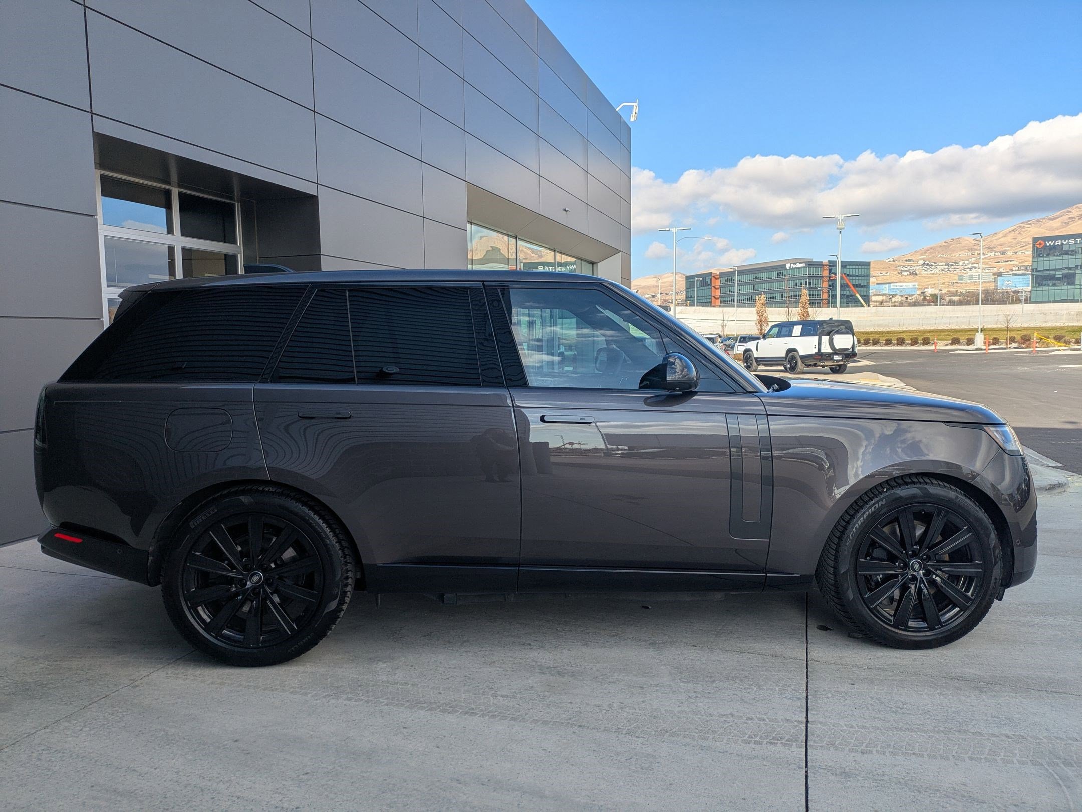 2023 Land Rover Range Rover SE photo 3