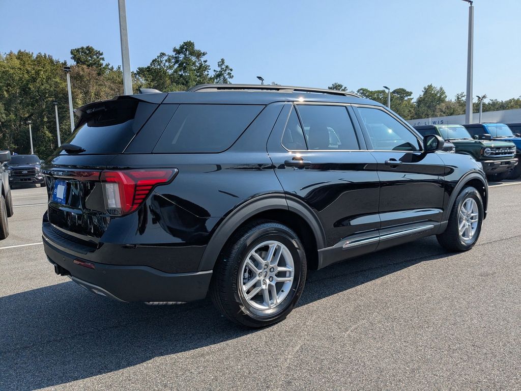 2025 Ford Explorer photo 3