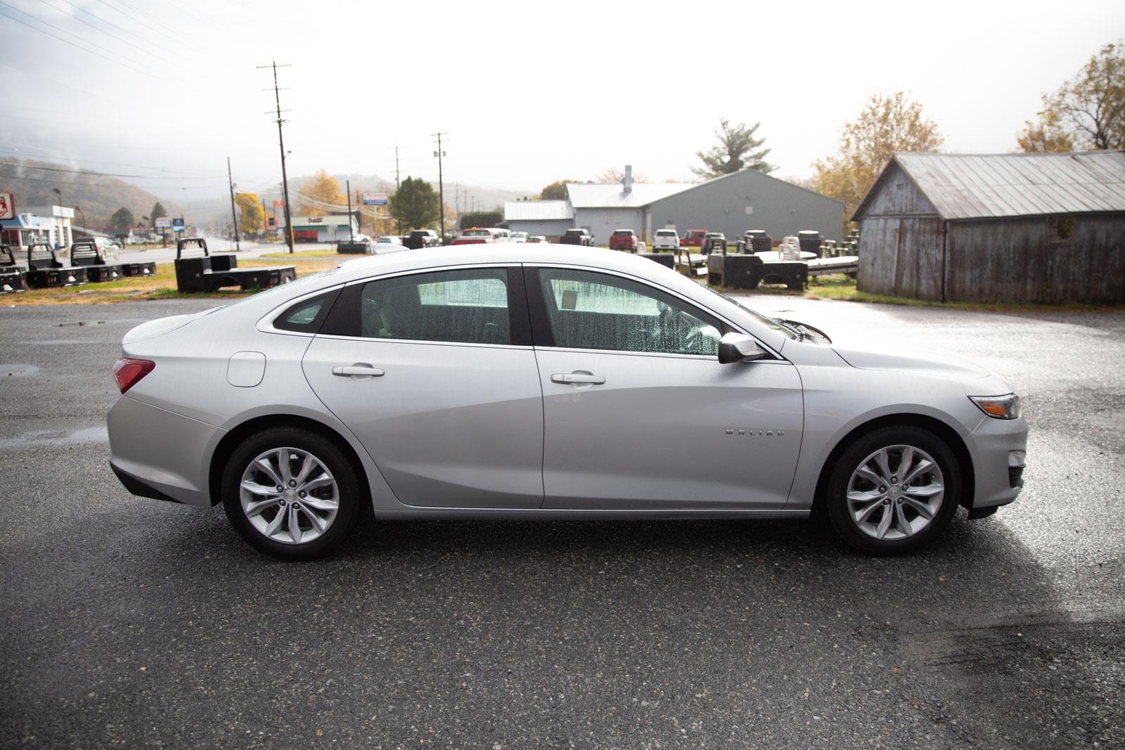 2022 Chevrolet Malibu photo 2