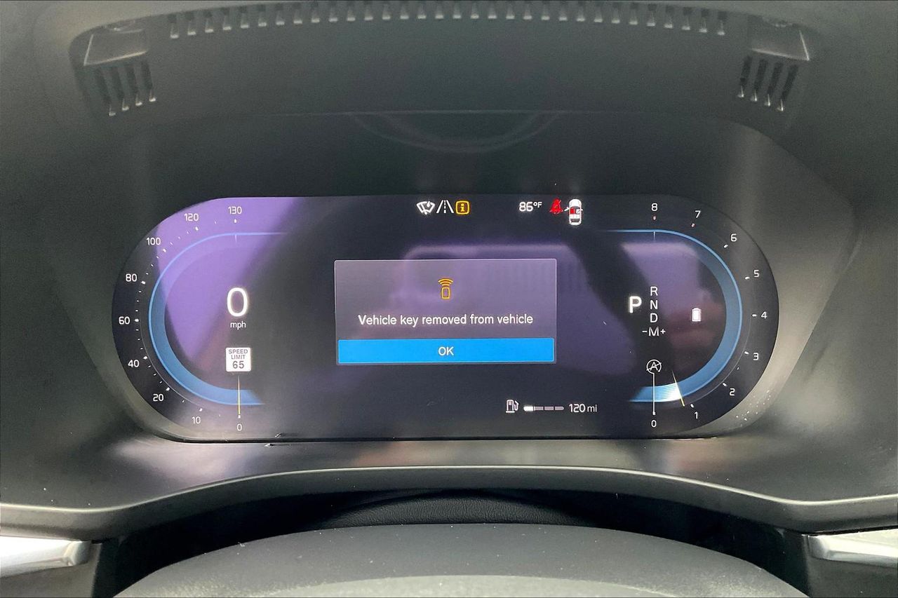 2023 Volvo XC60 B5 Plus photo 12