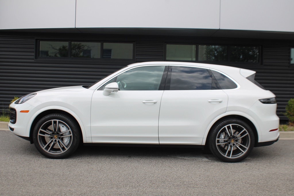 2023 Porsche Cayenne Turbo photo 2