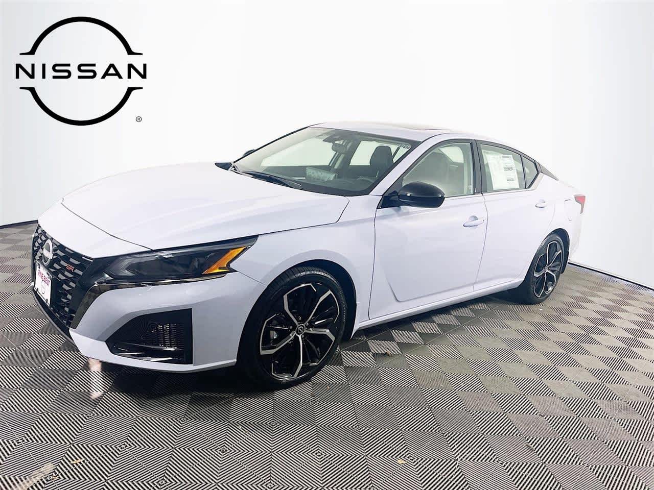 2025 Nissan Altima SR's photo