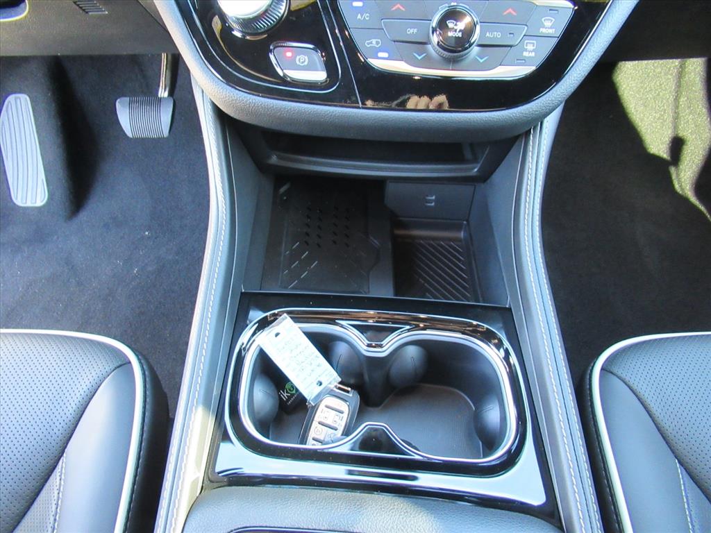 2026 Chrysler Pacifica Limited photo 21