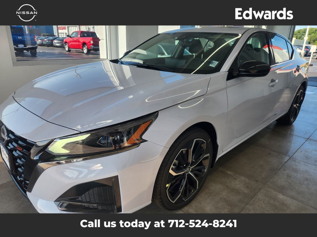 2025 Nissan Altima SR photo 4