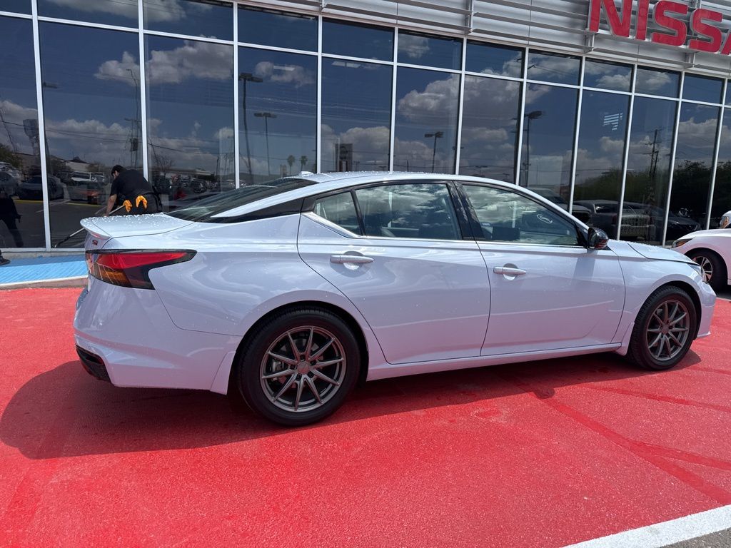 2024 Nissan Altima SR photo 4