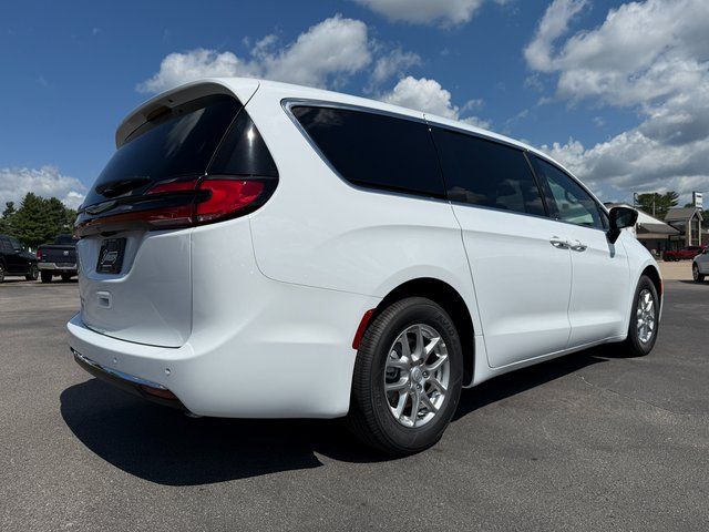 2026 Chrysler Pacifica photo 13