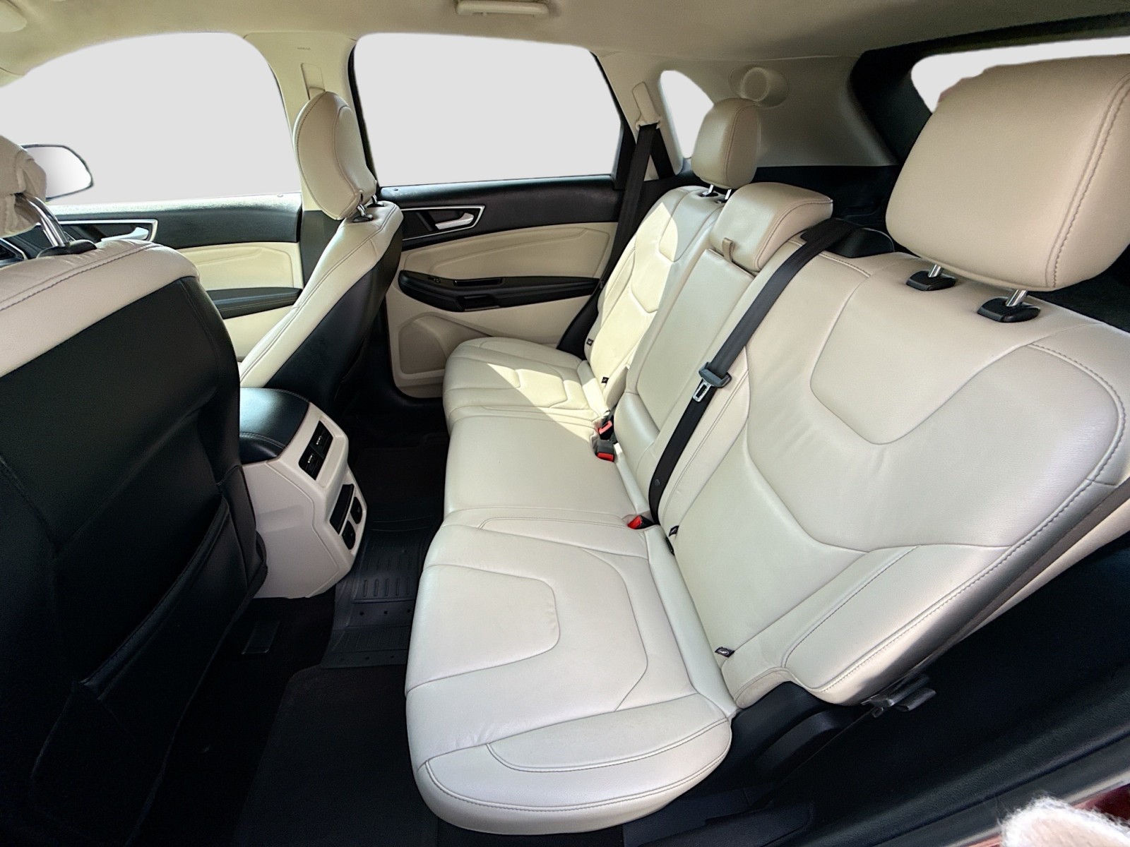 2015 Ford Edge Titanium photo 22