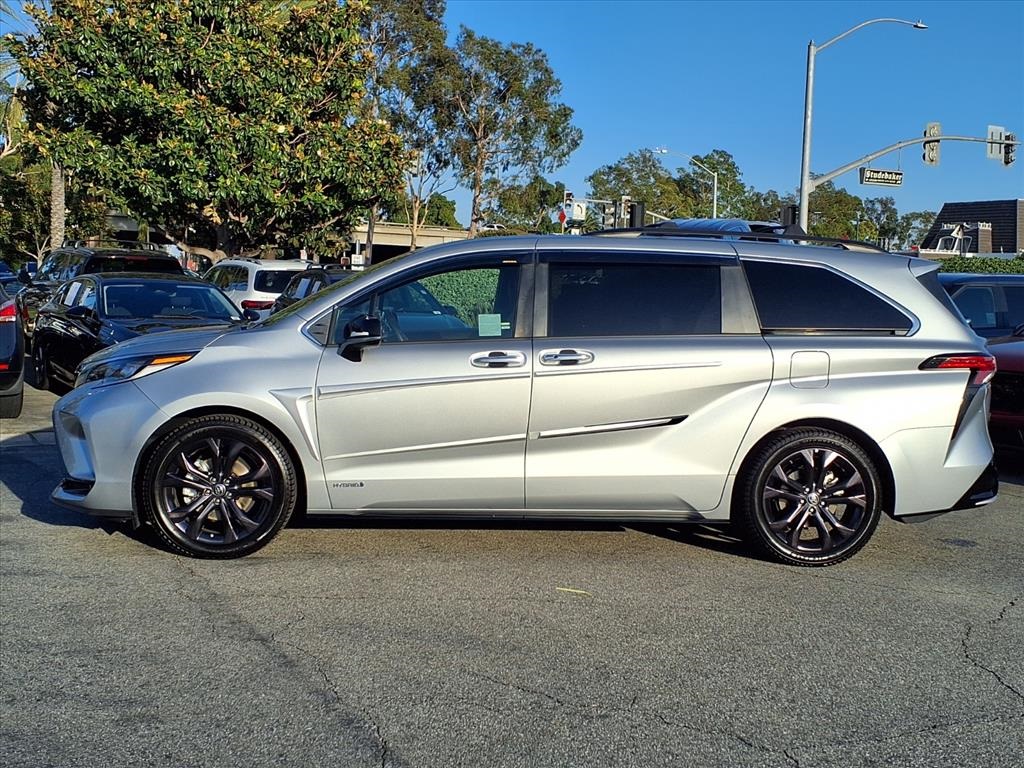 2021 Toyota Sienna XSE photo 2