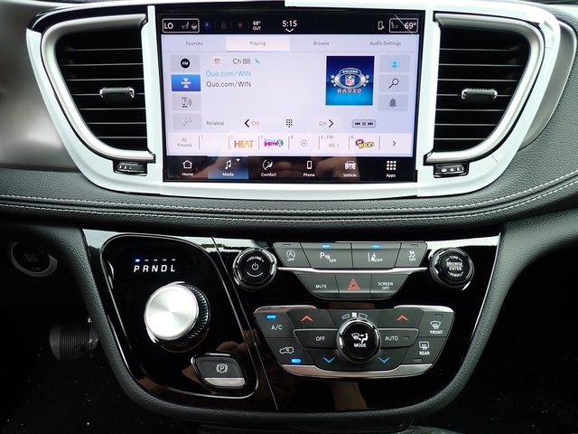 2026 Chrysler Pacifica photo 18